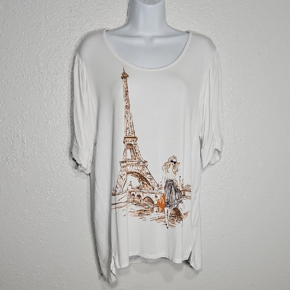 Colortree 'Woman walking in front of Effiel Tower' Graphic Short Sleeve Tee L